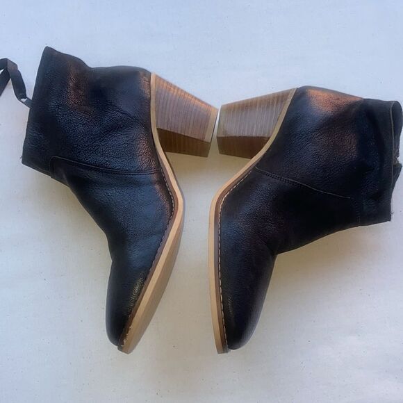 Urban Outfitters Pebbled Leather Side Zip Bootie 2.5” Stacked Heel sz 7 - Picture 3 of 8